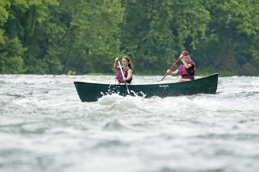 Students go canoeing on the New River with Venture Out.