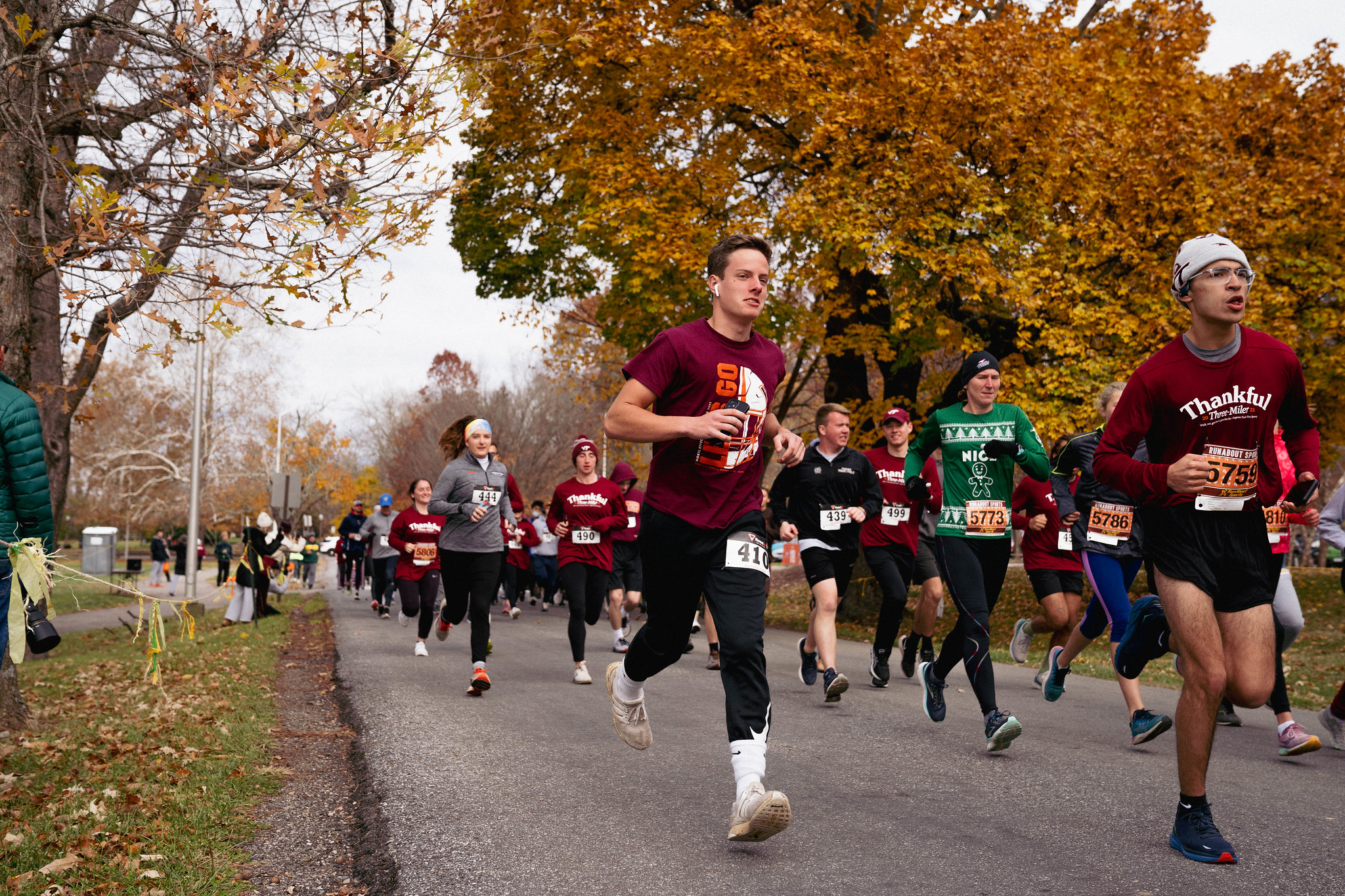 IC-visitor-center Runners along a course